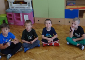 4-5 latki słuchają muzyki